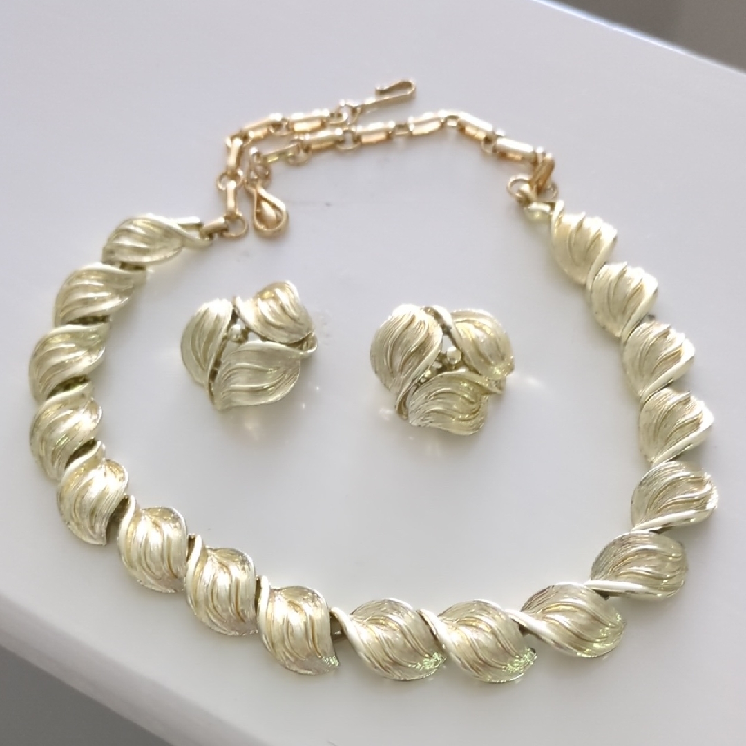Vintage Signed Coro Gold-Toned Leaf Necklace And Clip On Earring Set